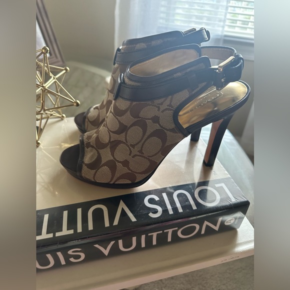 Coach peep toe sling back in very good condition. SZ 8B. Box not included. - Picture 2 of 4